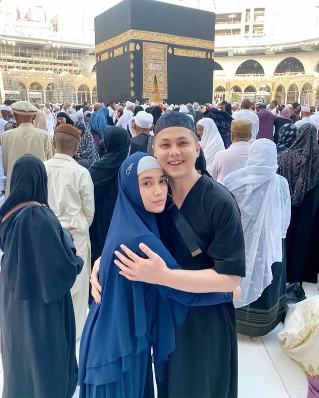 Hamil muda, ini 9 momen umrah Ussy Sulistiawaty & Andhika Pratama