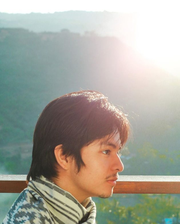 7 Potret Angga Yunanda dengan kumis tipis, makin manly