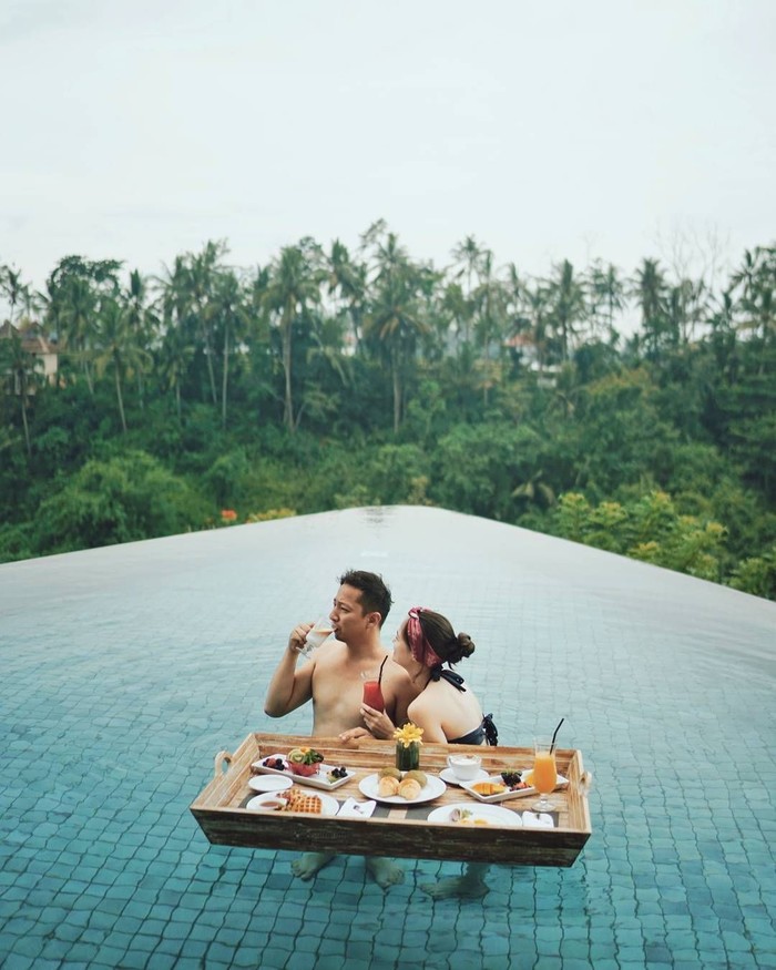 10 Seleb nikmati sarapan di kolam renang, kekinian banget