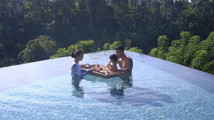 10 Seleb nikmati sarapan di kolam renang, kekinian banget