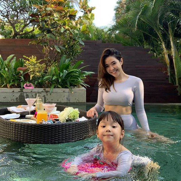 10 Seleb nikmati sarapan di kolam renang, kekinian banget