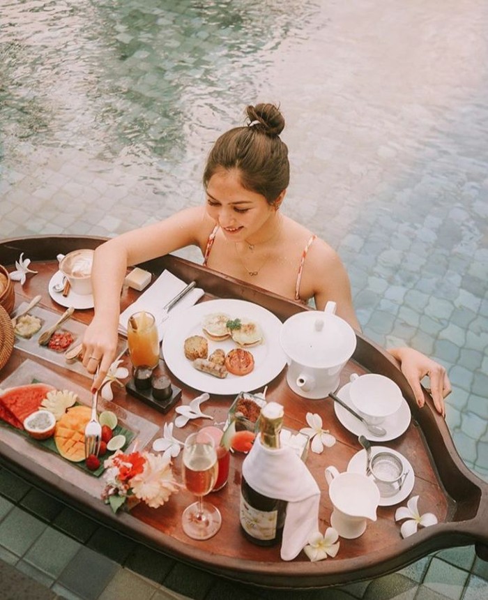 10 Seleb nikmati sarapan di kolam renang, kekinian banget