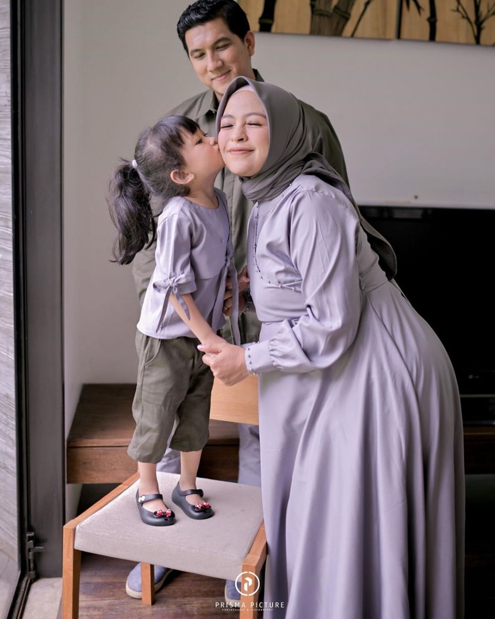 8 Gaya pemotretan maternity Tantri Kotak, penampilannya anggun