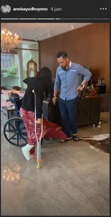 Momen Agus Yudhoyono latih berjalan Aira yang cedera, telaten banget