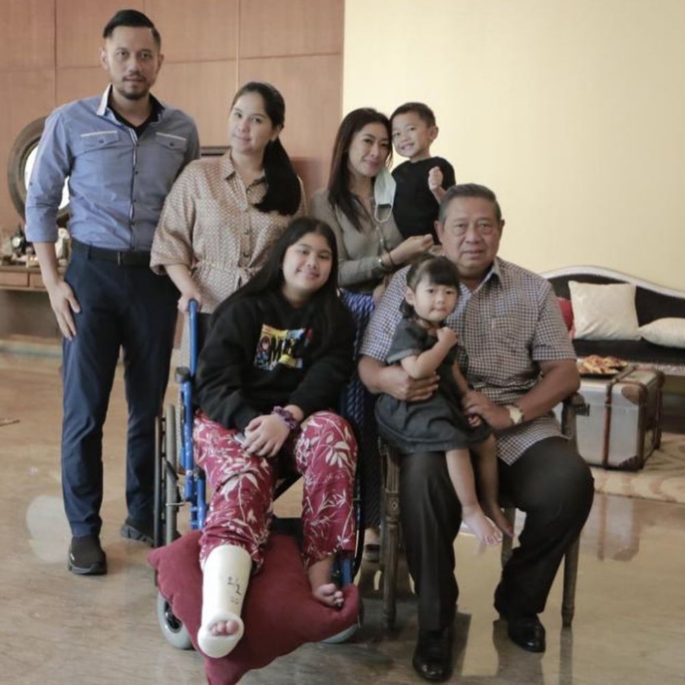 6 Potret Agus Yudhoyono dampingi Aira saat patah tulang, ajari jalan