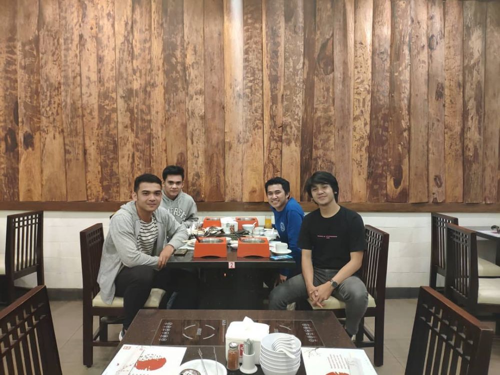 9 Potret persahabatan Arbani Yasiz & Henry Chan, bisnis kopi bareng