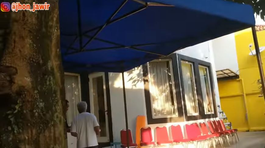 12 Potret rumah Komeng, ruang tamunya curi perhatian