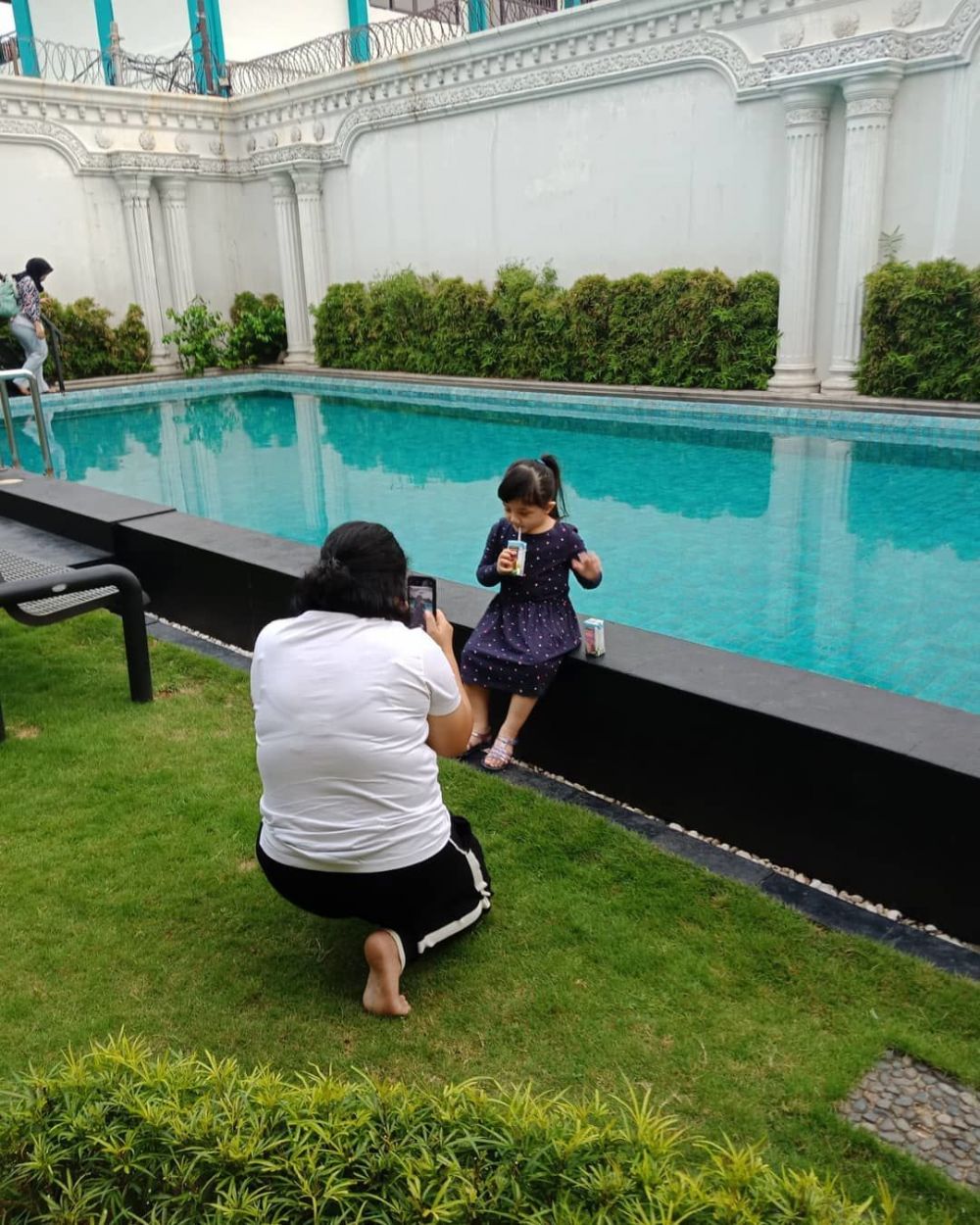 Potret halaman belakang rumah 7 seleb ini asri, bikin nyaman