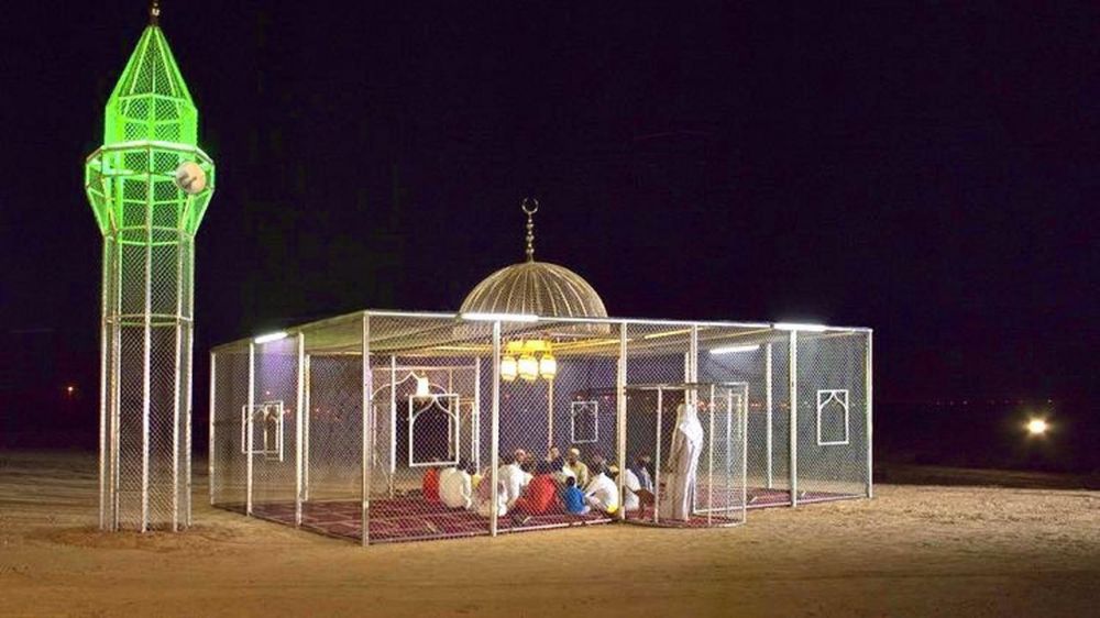 Penampakan masjid transparan di Arab Saudi ini bikin takjub