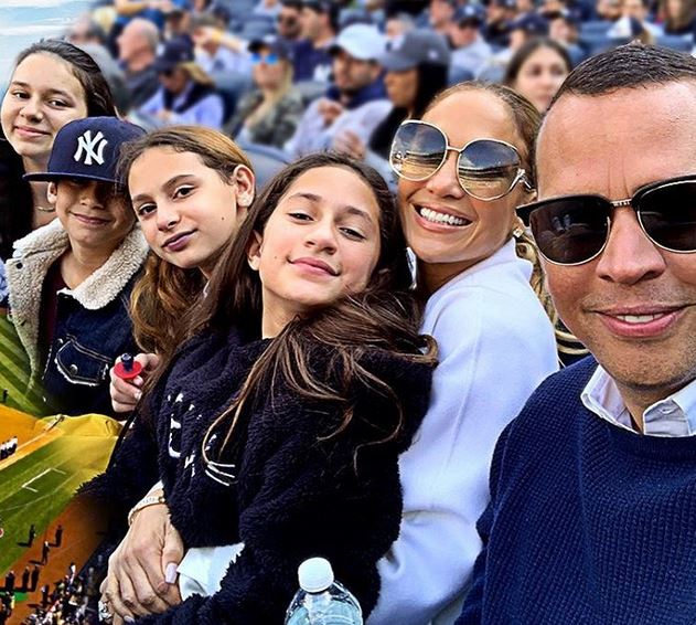 7 Momen kedekatan Jennifer Lopez & anaknya, ada manggung bareng