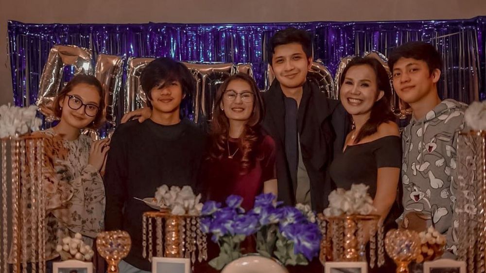 6 Momen perayaan ultah Aditya Zoni, akrab bareng keluarga pacar