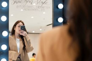 4 Tips mirror selfie OOTD, bikin tampilan makin kece