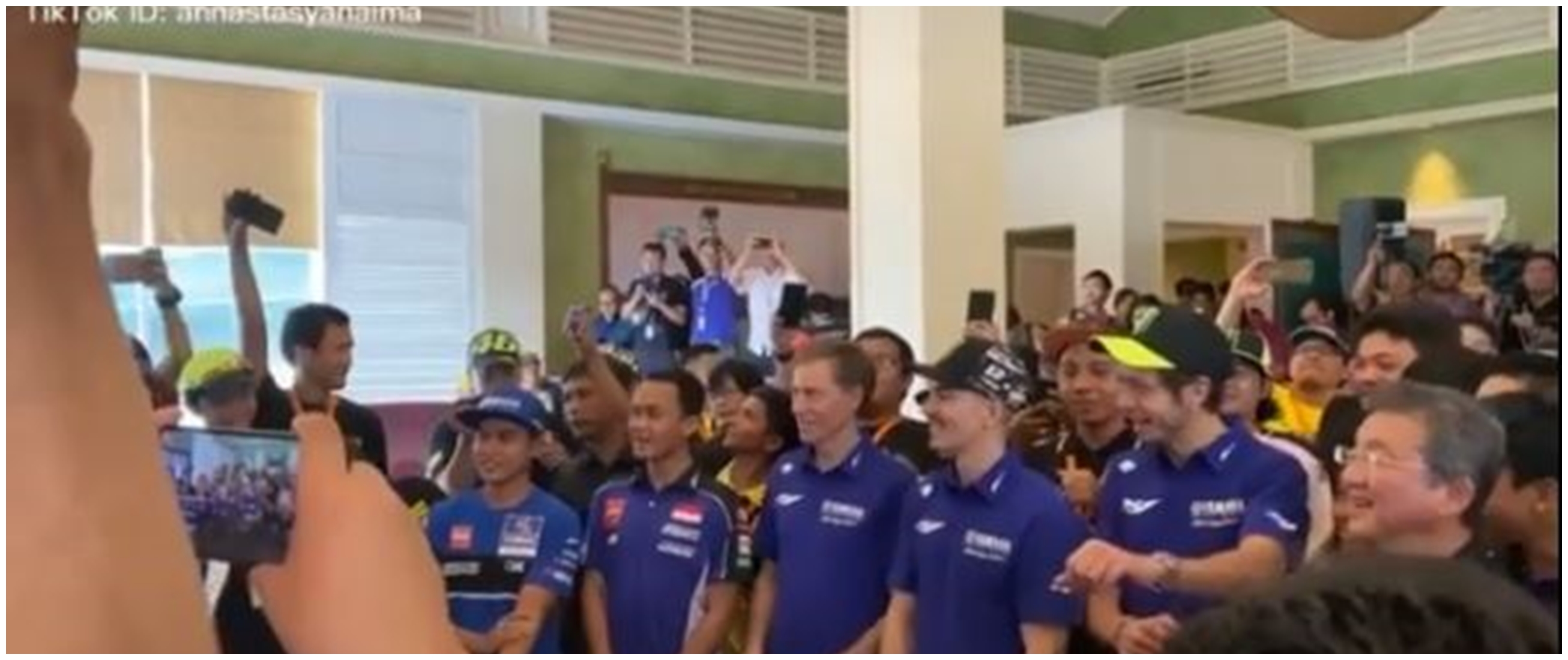 Momen Valentino Rossi & Maverick Vinales joget Tik Tok bareng fans