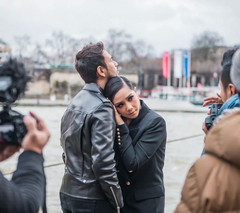 9 Gaya pemotretan Nagita & Raffi Ahmad di Paris, bak supermodel