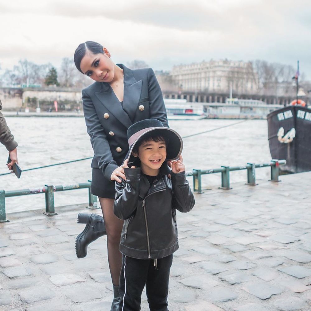 9 Gaya pemotretan Nagita & Raffi Ahmad di Paris, bak supermodel