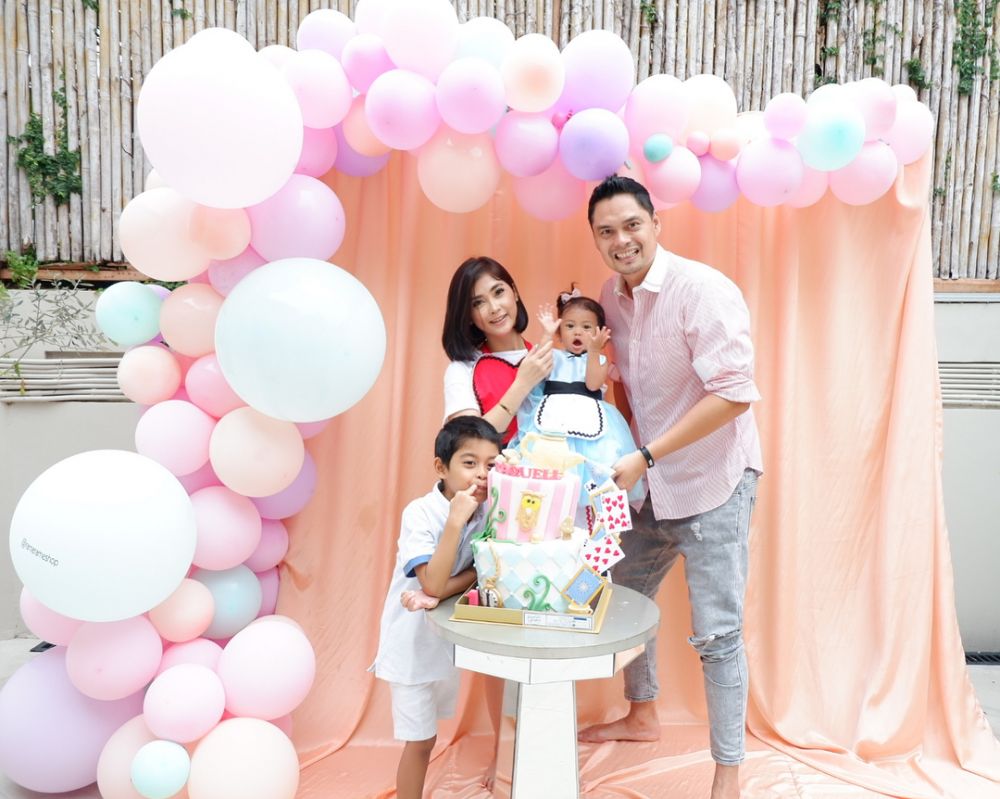 8 Potret kompak keluarga Eva Anindita, si antagonis di Samudra Cinta