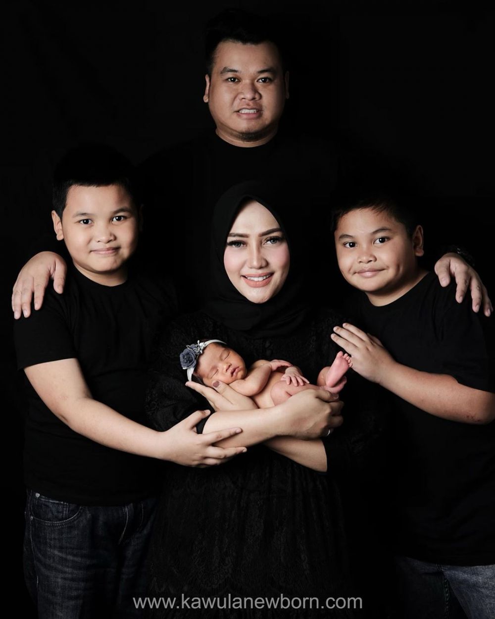 7 Gaya pemotretan newborn anak Yulita MasterChef, gemesin abis