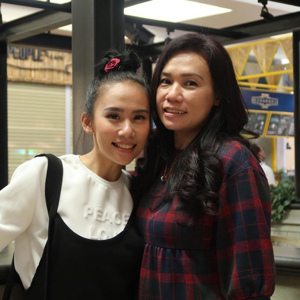 8 Momen kebersamaan Cherly Juno dan ibu, bak kakak adik