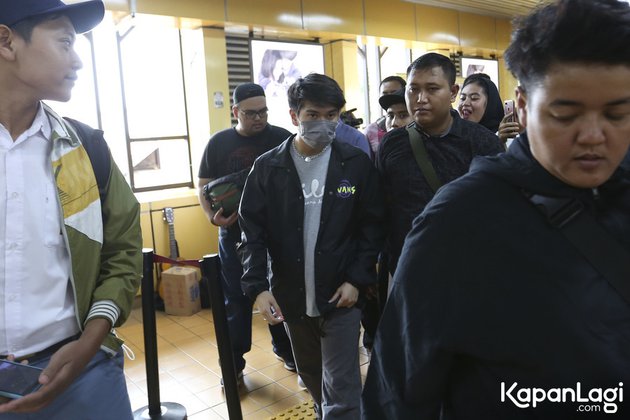 7 Momen Iqbaal Ramadhan promo film di KRL, dijaga enam bodyguard 