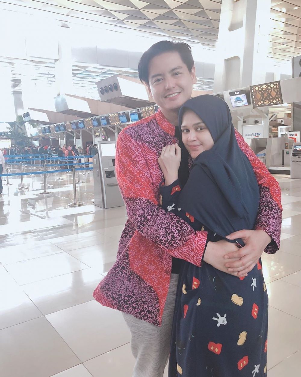 7 Momen Cut Meyriska antar Roger Danuarta umrah ini so sweet