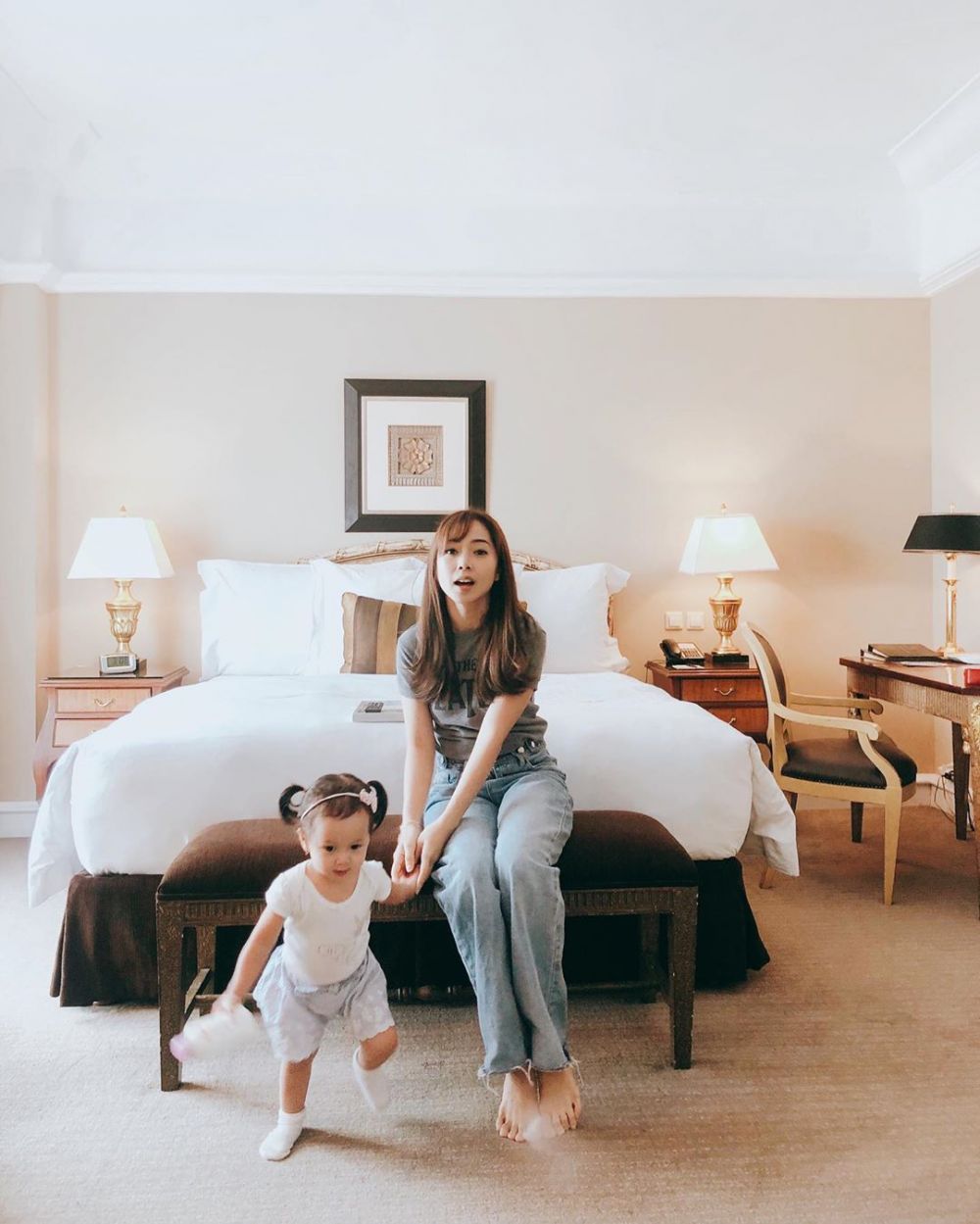 Jadi ibu muda, ini 10 potret Karina Salim momong anak