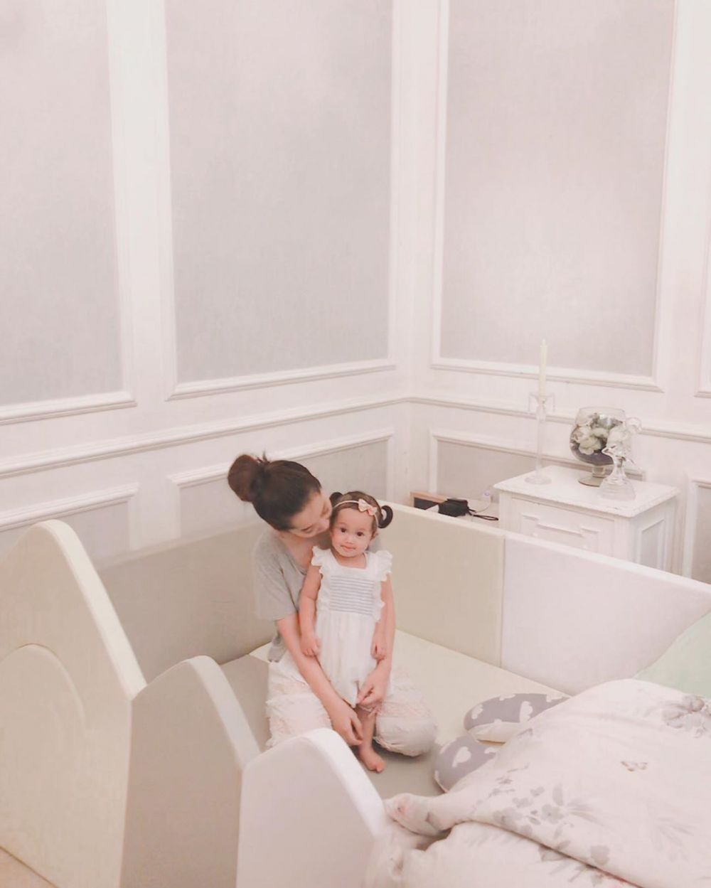 Jadi ibu muda, ini 10 potret Karina Salim momong anak