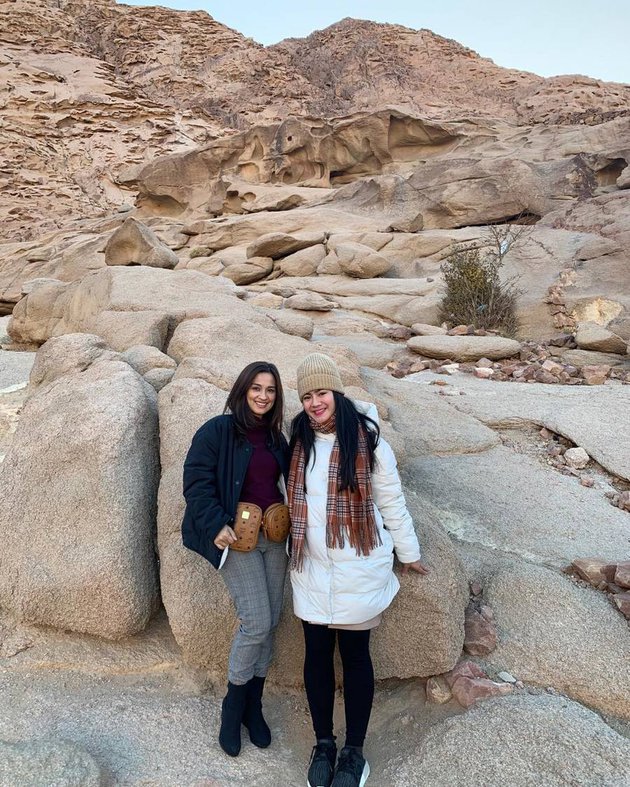 8 Potret kebersamaan Felicya Angelista & mama, bak kakak adik 