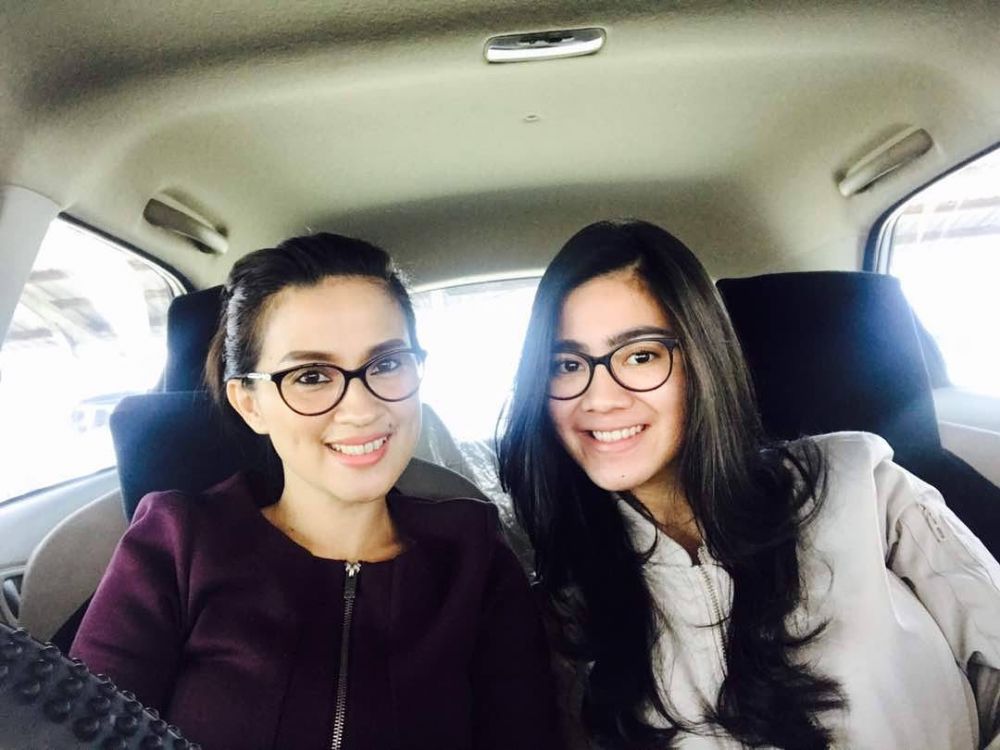 8 Potret kebersamaan Felicya Angelista & mama, bak kakak adik 