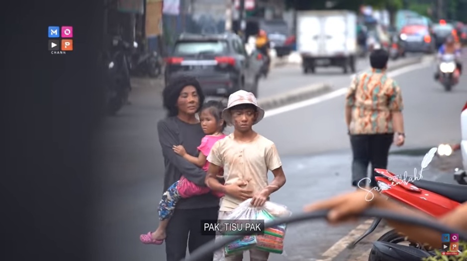 Aksi Thalia temani Sarwendah jualan tisu ini curi perhatian