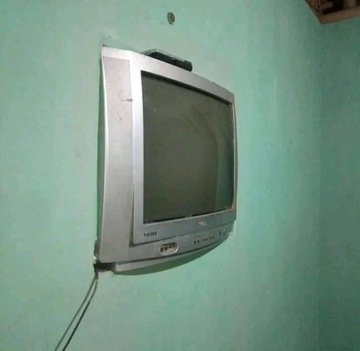 Viral cara nyeleneh ubah TV tabung jadi TV flat, kocak abis