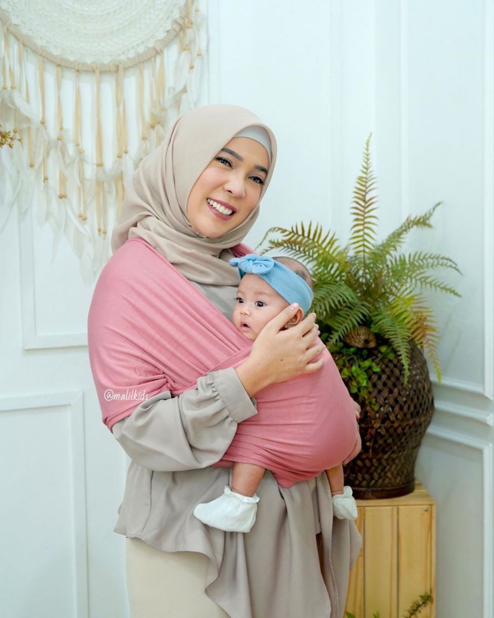 Jadi ibu baru setelah 5 tahun, ini 9 potret Fitri Tropica momong anak