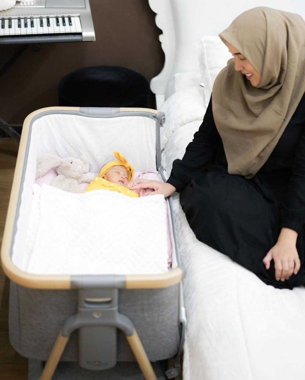 Jadi ibu baru setelah 5 tahun, ini 9 potret Fitri Tropica momong anak