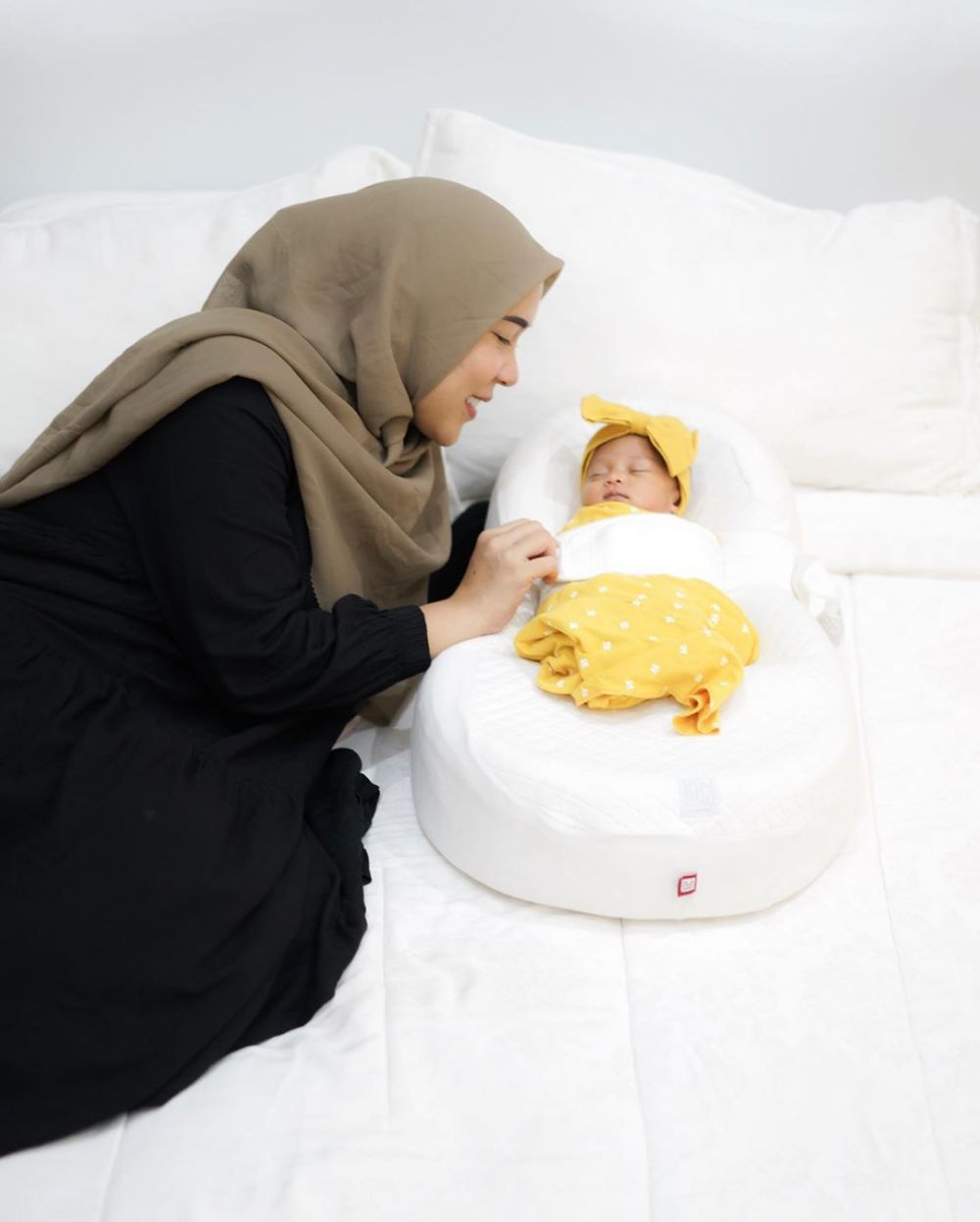 Jadi ibu baru setelah 5 tahun, ini 9 potret Fitri Tropica momong anak