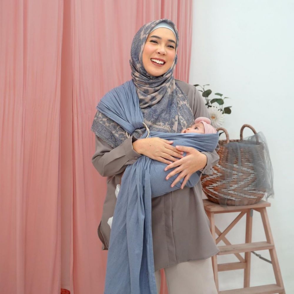 Jadi ibu baru setelah 5 tahun, ini 9 potret Fitri Tropica momong anak