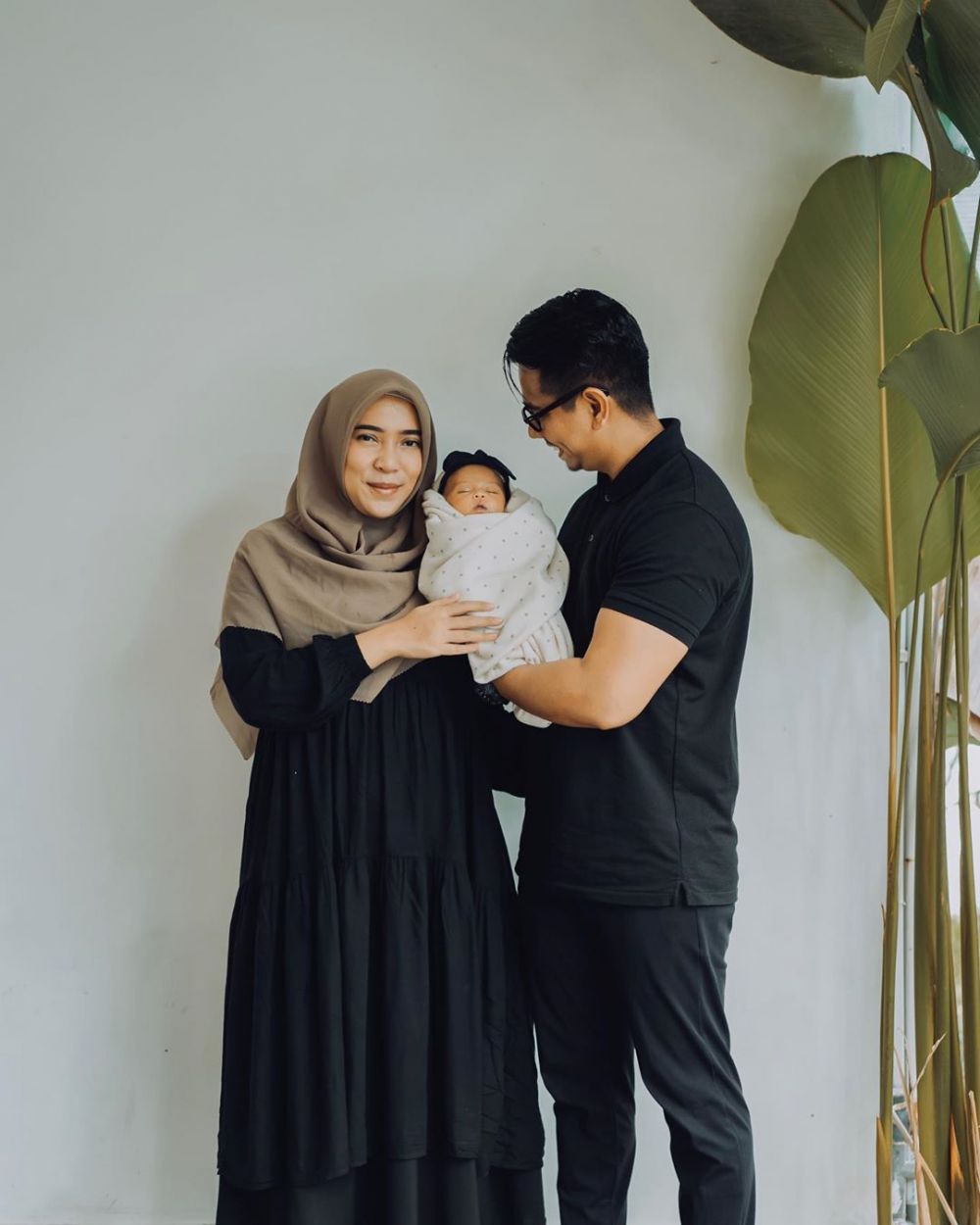 Jadi ibu baru setelah 5 tahun, ini 9 potret Fitri Tropica momong anak