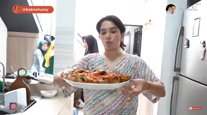 5 Potret penampakan dapur rumah Ussy Sulistyawaty, minimalis