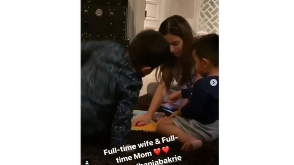 4 Bukti Nia Ramadhani jadi ibu yang disiplin mendidik anaknya