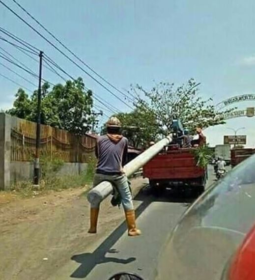 10 Potret lucu orang naik truk ini bikin gagal fokus