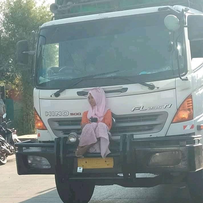10 Potret lucu orang naik truk ini bikin gagal fokus