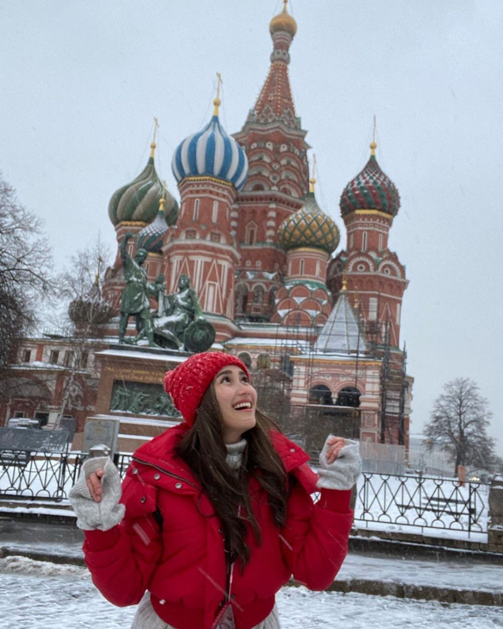 10 Momen Ayu Ting Ting liburan di Moscow, Didi Riyadi nggak ikut?
