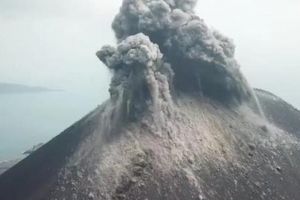 Gunung Anak Krakatau kembali erupsi