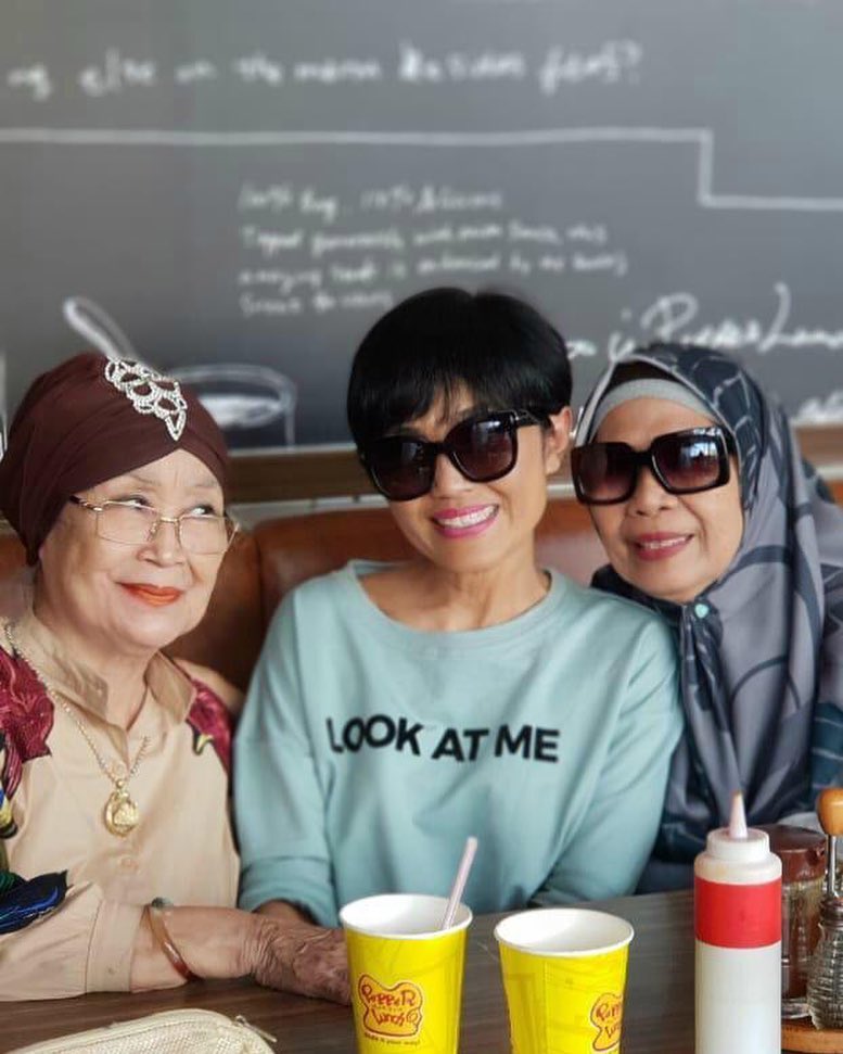 8 Gaya khas ibunda Cinta Laura, selalu kenakan kaca mata hitam