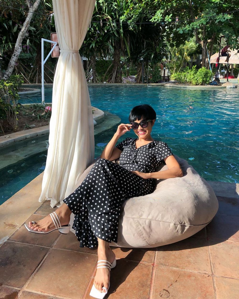 8 Gaya khas ibunda Cinta Laura, selalu kenakan kaca mata hitam