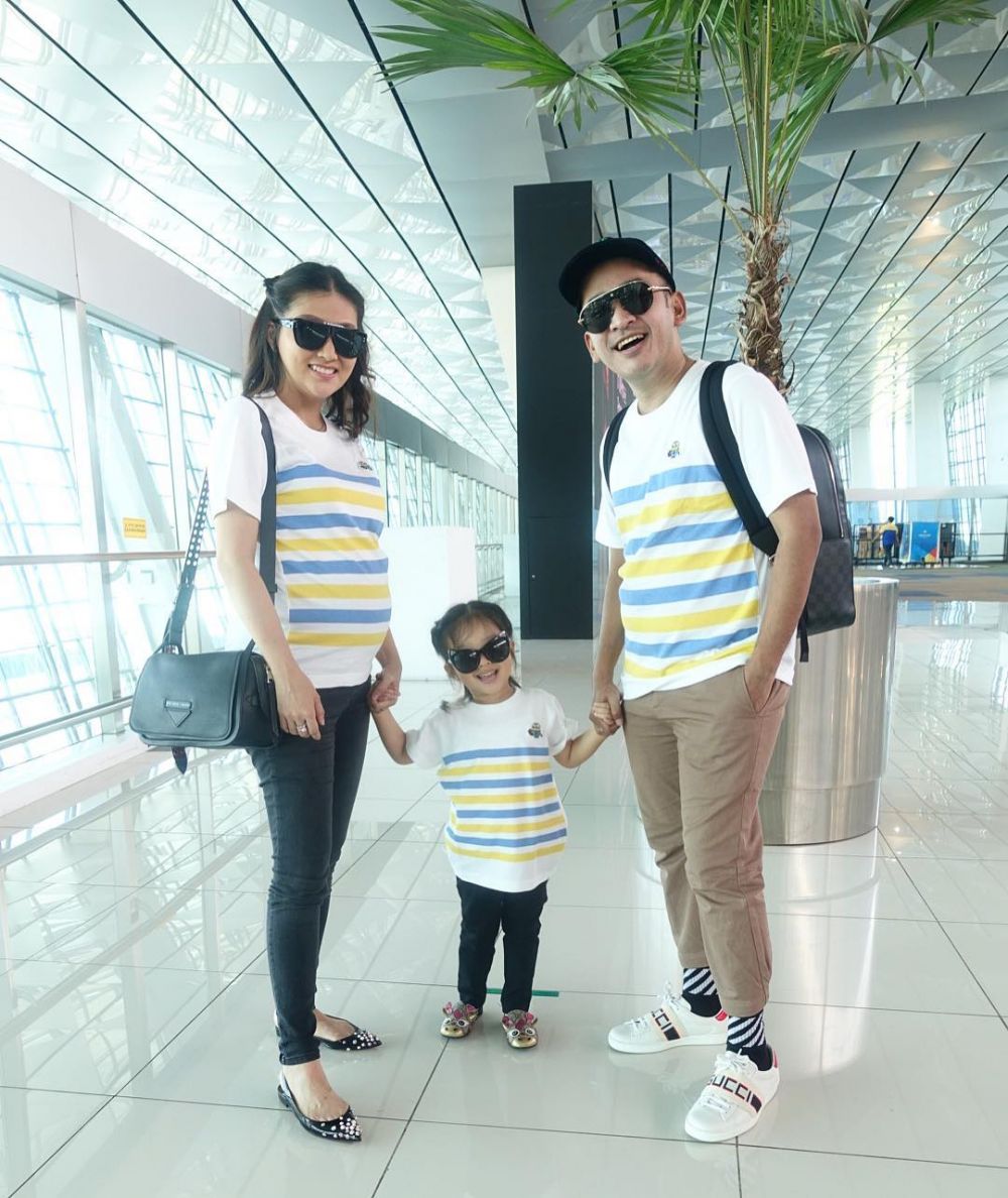 12 Inspirasi airport fashion Sarwendah, kasual hingga trendy