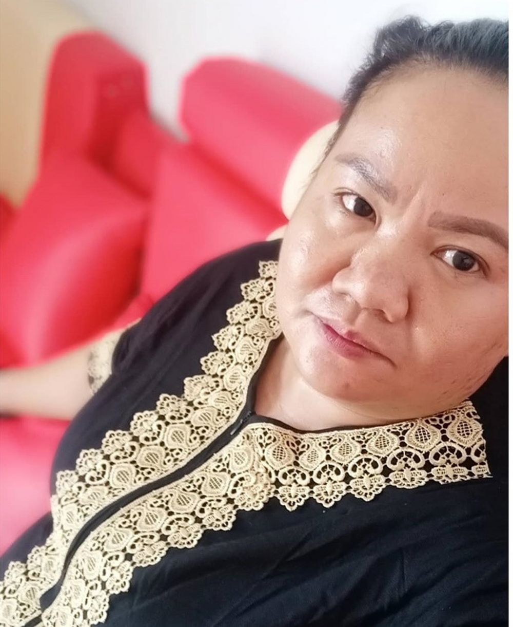 8 Potret Aty Kodong tanpa makeup, parasnya bikin pangling