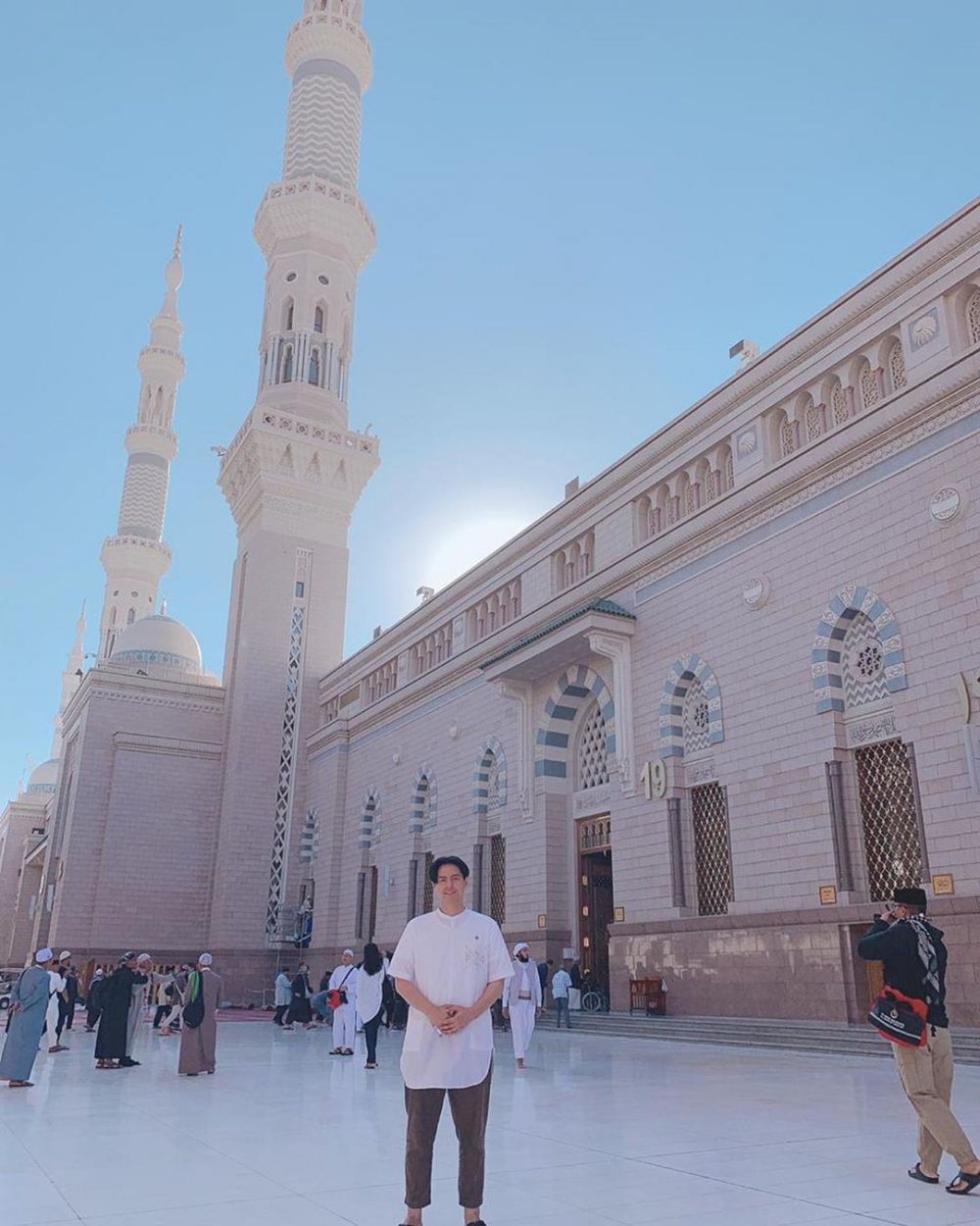 10 Momen Roger Danuarta umrah pertama kali, auranya terpancar