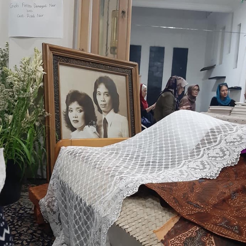 8 Momen pemakaman Yanti Noor, dikubur di liang lahat Chrisye