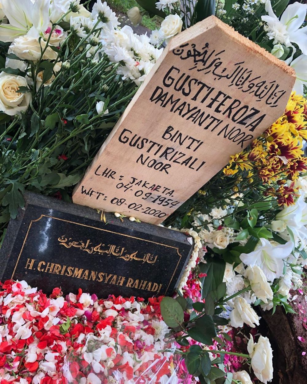 8 Momen pemakaman Yanti Noor, dikubur di liang lahat Chrisye