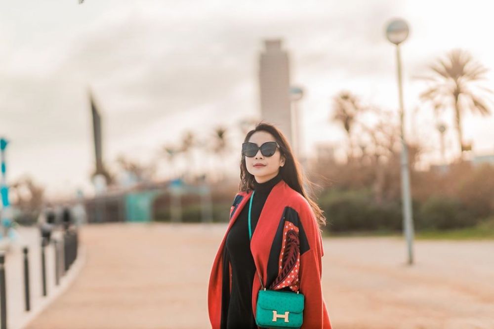 Harga 4 fashion item OOTD Nagita Slavina di Barcelona, bikin melongo