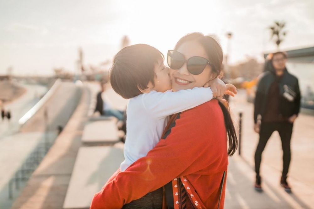 Harga 4 fashion item OOTD Nagita Slavina di Barcelona, bikin melongo